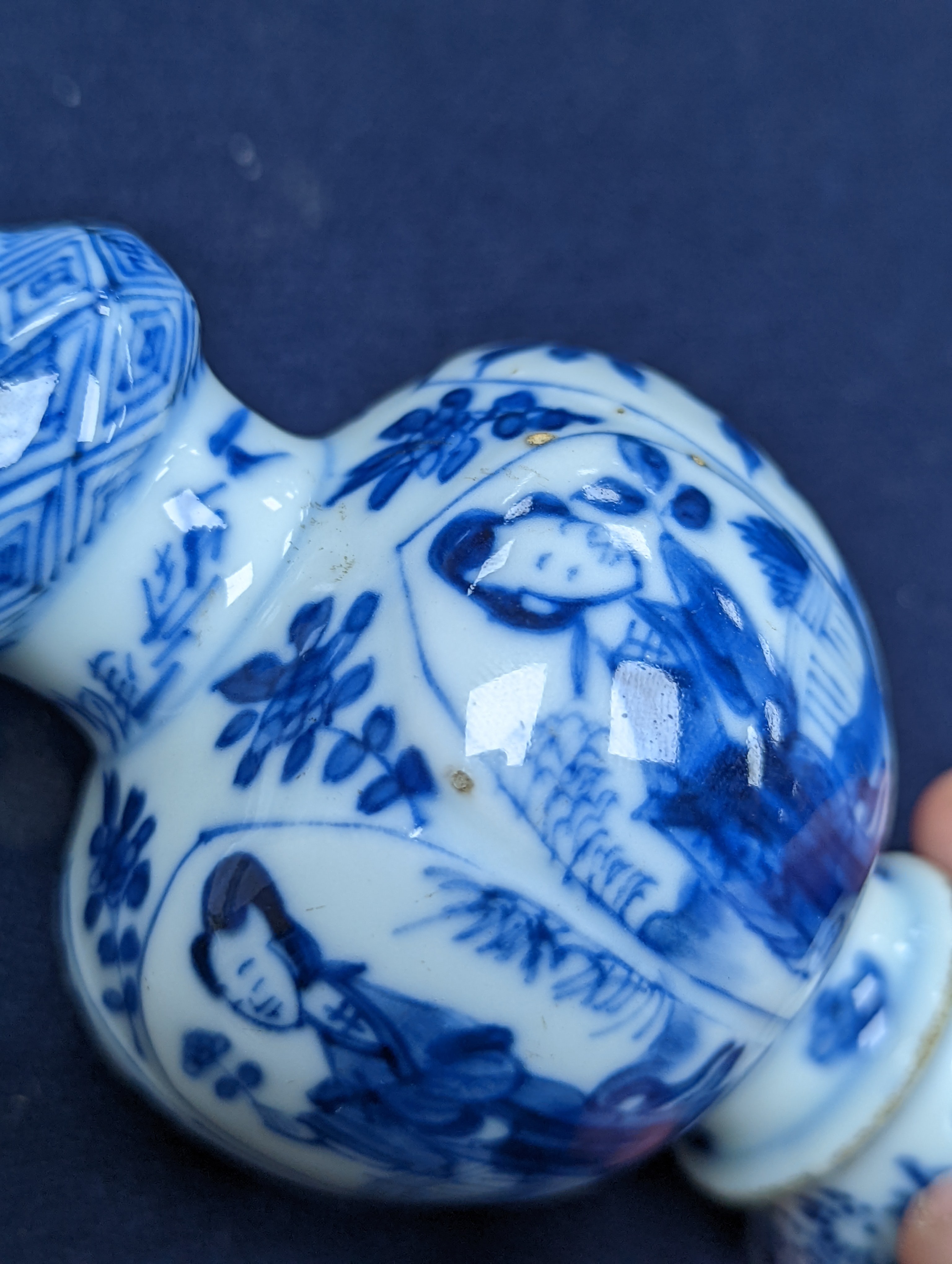 A Chinese Kangxi blue and white garlic neck vase, rim reduced 11cm